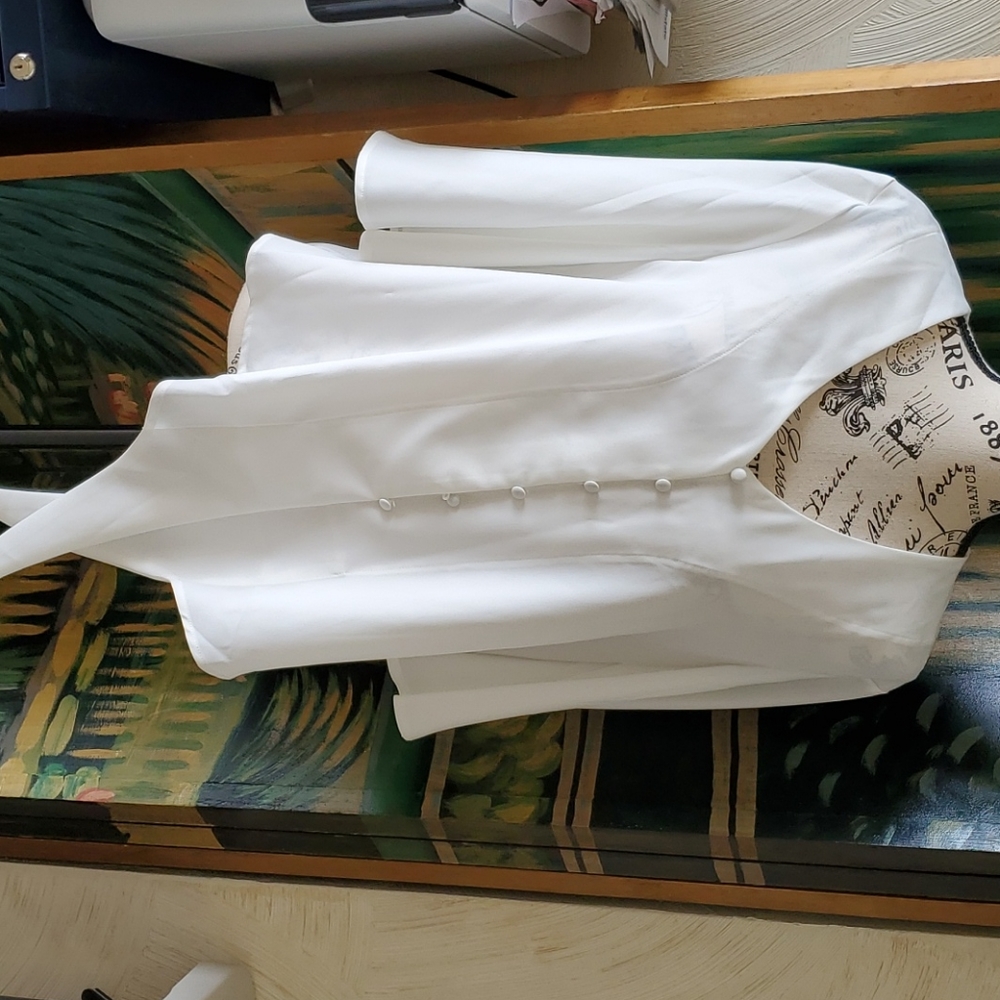 Off White blouse with flowy sleeves